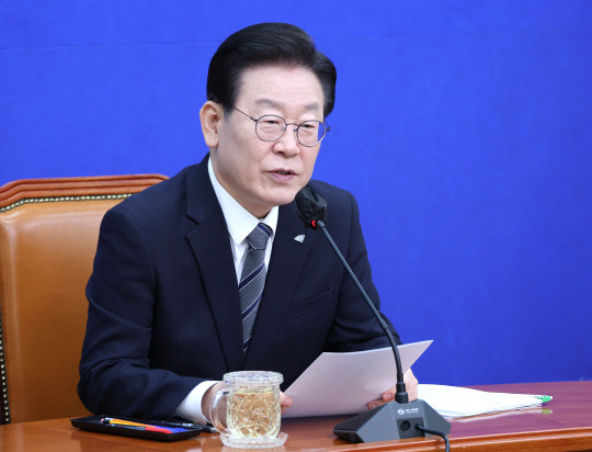 기자간담회에서 발언하는 이재명 대표      (서울=연합뉴스) 백승렬 기자 = 더불어민주당 이재명 대표가 30일 오전 국회 대표실에서 자청해서 열린 기자간담회에서 발언하고 있다. 2023.1.30      srbaek@yna.co.kr  (끝)